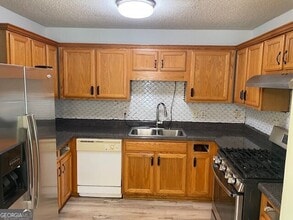 7910 Four Oaks Ct in Union City, GA - Building Photo - Building Photo