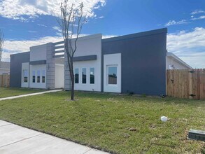 4217 La Vista Ave-Unit -4 in McAllen, TX - Building Photo - Building Photo