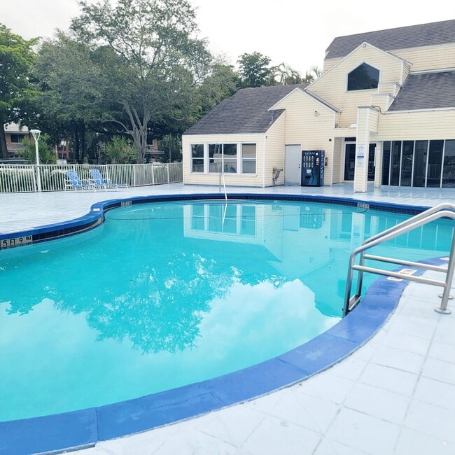 3421 NW 44th St in Lauderdale Lakes, FL - Foto de edificio - Building Photo