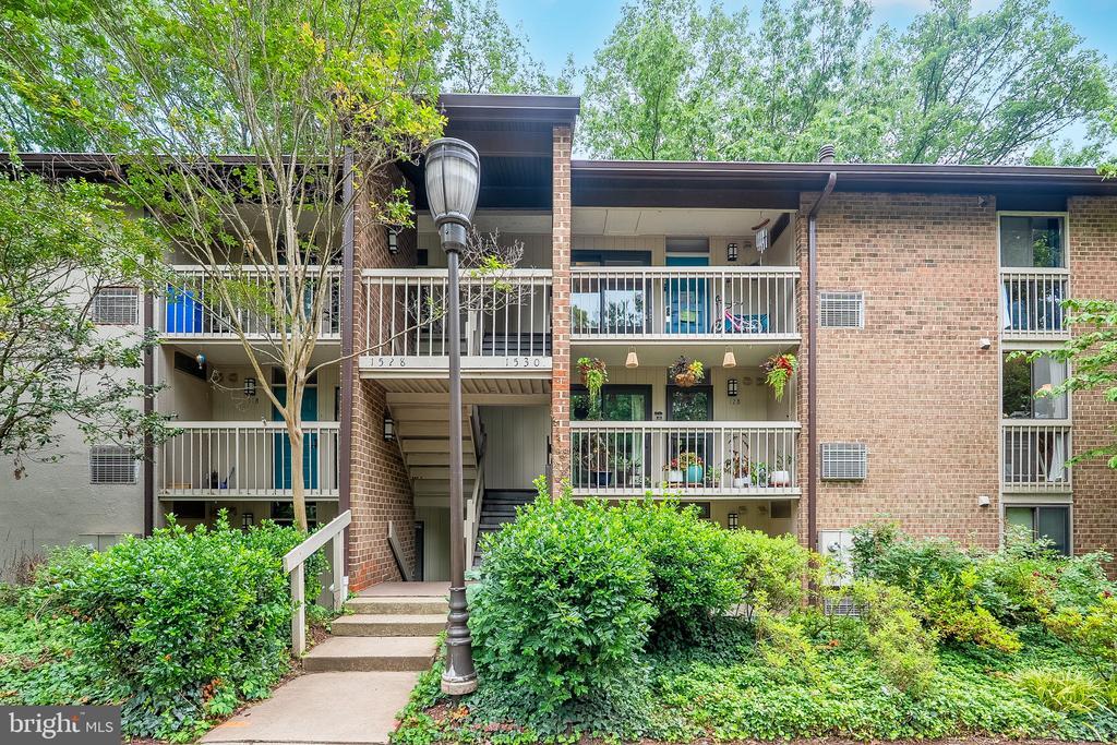 1530 Moorings Dr in Reston, VA - Foto de edificio