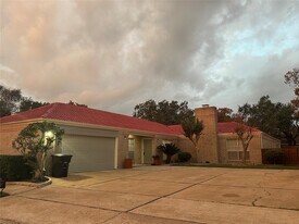 7846 Bankside Dr in Houston, TX - Building Photo