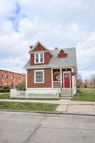 833 N Michigan St in Toledo, OH - Building Photo