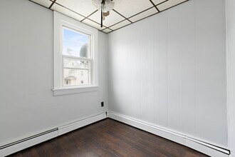 28 E 49th St in Bayonne, NJ - Building Photo - Building Photo