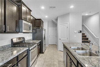 9404 Sand Tiger Ave in Las Vegas, NV - Foto de edificio - Building Photo