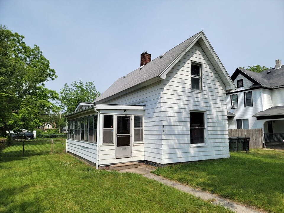 807 Allen St in South Bend, IN - Building Photo