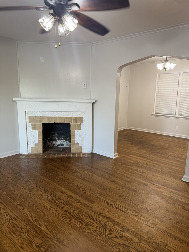 property at 2725 W Park Pl
