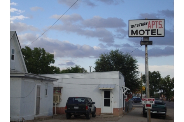 Western Motel and Apartments in Rocky Ford, CO - Foto de edificio