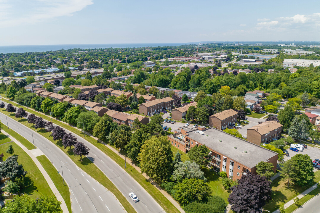 1 Hayward Ln in Ajax, ON - Building Photo