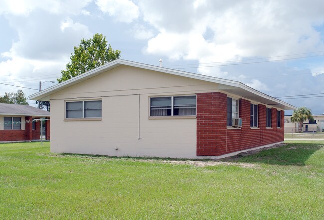 520 Rosa L Jones Blvd in Cocoa, FL - Foto de edificio - Building Photo