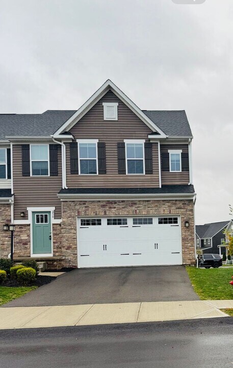 250 Cranesbill Dr in Mars, PA - Building Photo
