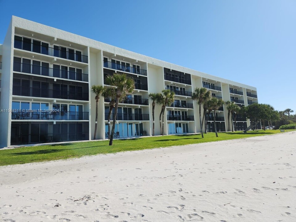 3235 Gulf of Mexico Dr in Longboat Key, FL - Building Photo