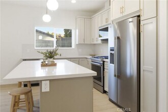 215 E 2nd St, Unit 003 in San Dimas, CA - Foto de edificio - Building Photo