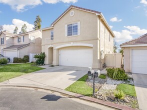 7504 N Trellis Cir in Fresno, CA - Foto de edificio - Building Photo