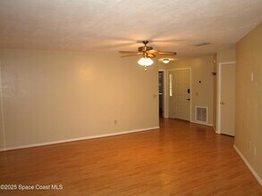 831 Greenwood Manor Cir, Unit 8D in West Melbourne, FL - Foto de edificio - Building Photo