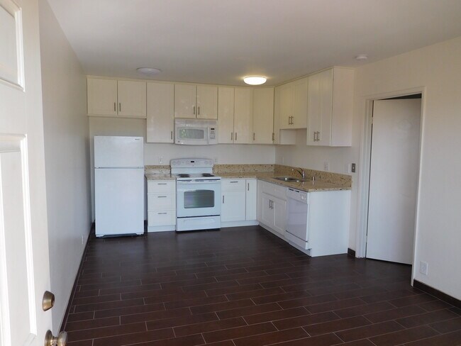 4960 Clairemont Mesa Blvd in San Diego, CA - Building Photo - Building Photo