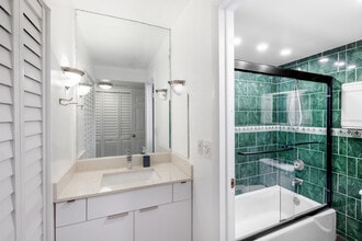 Fully Furnished/ International Village in Lauderhill, FL - Foto de edificio - Interior Photo