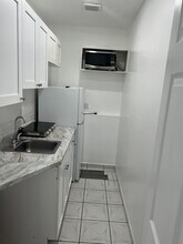 649 W 14th St, Unit 649 W 14th st Hialeah ,FL in Hialeah, FL - Foto de edificio - Building Photo