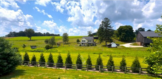 14144 Center Rd, Unit Garden Apartment in Stewartstown, PA - Building Photo - Building Photo