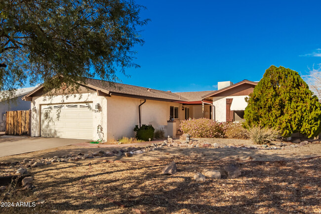 2140 W Utopia Rd in Phoenix, AZ - Foto de edificio - Building Photo