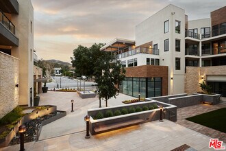 299 E Thousand Oaks Blvd in Thousand Oaks, CA - Building Photo - Building Photo