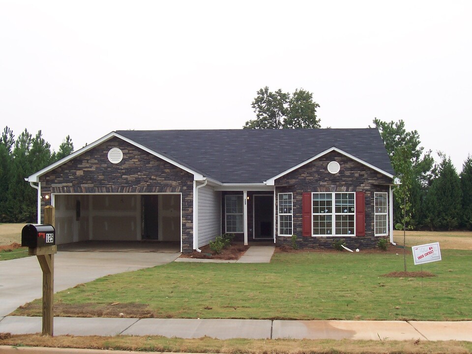 125 Whistle Way in Locust Grove, GA - Building Photo