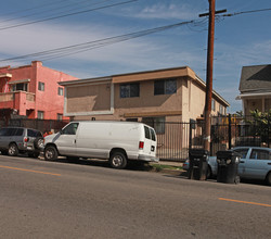 Fifty Apartments in Los Angeles, CA - Foto de edificio - Building Photo