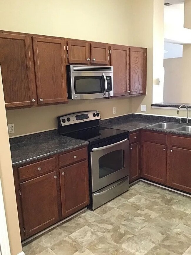 220 Risdon Way in Columbia, SC - Foto de edificio - Building Photo