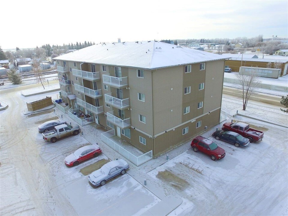 10803 97th St in Westlock, AB - Building Photo