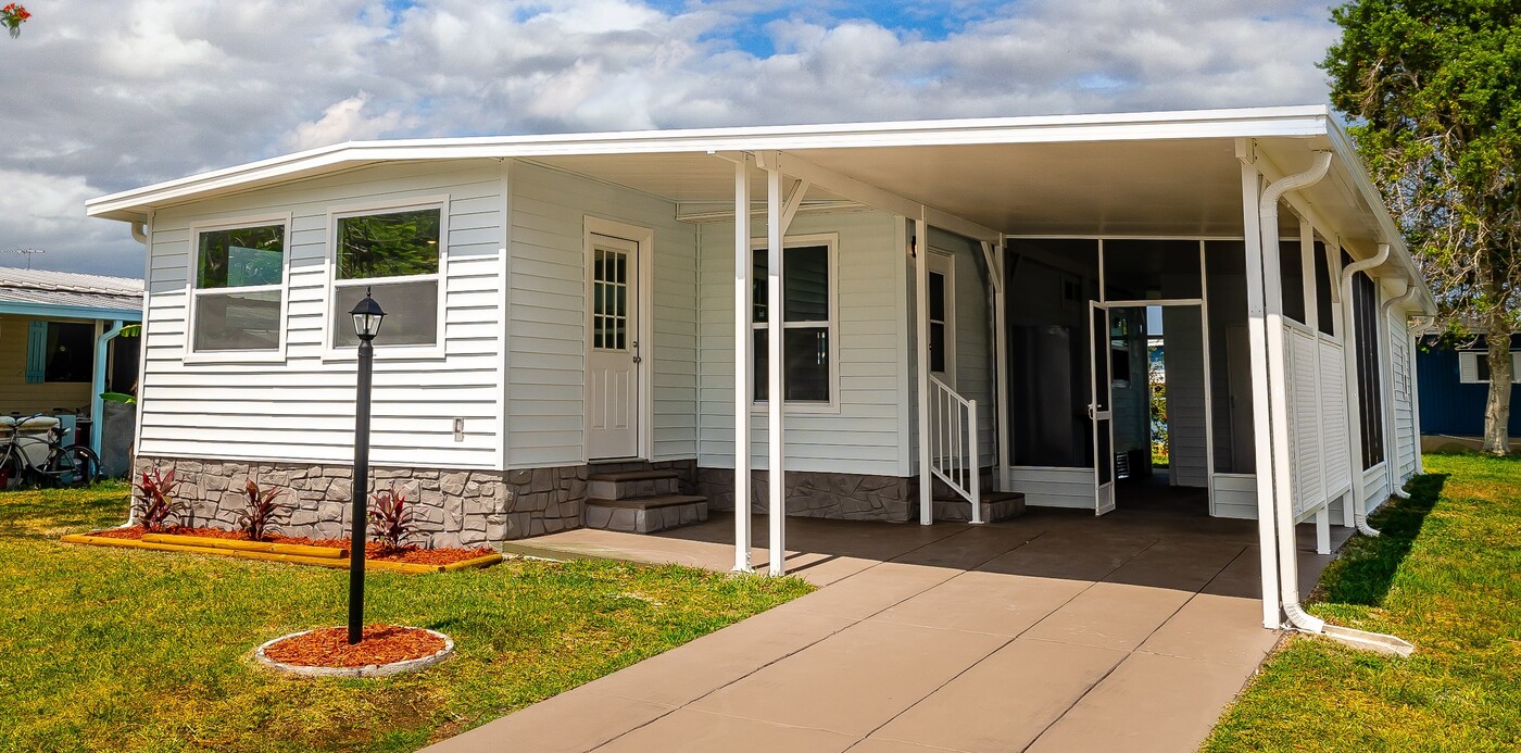 1044 Thrush Cir in Sebastian, FL - Building Photo