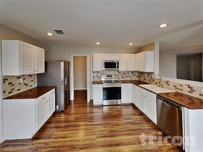 736 Elizabeth Dr in Burleson, TX - Foto de edificio - Building Photo