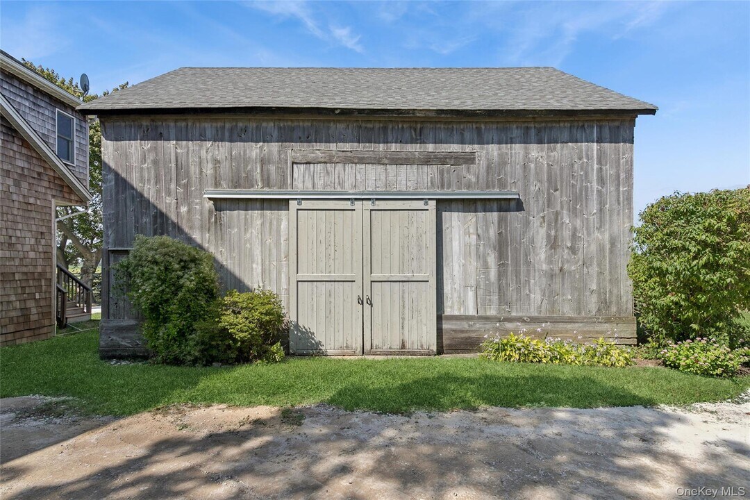 335 Herricks Ln in Jamesport, NY - Building Photo