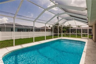 2107 SW 30th Terrace in Cape Coral, FL - Foto de edificio - Building Photo