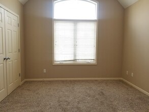 5701 NE Hidden Meadow Dr in Lee's Summit, MO - Foto de edificio - Building Photo