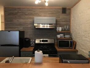 713 S 17th St, Unit Clean Chic Cozy 1 Bedroom in Philadelphia, PA - Building Photo - Building Photo