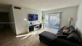 7210 NW 179th St in Hialeah, FL - Building Photo