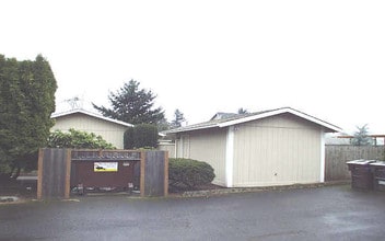 624-640 SE 146th Ave in Portland, OR - Foto de edificio - Building Photo