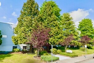 Skyline Apartments in White Rock, BC - Building Photo