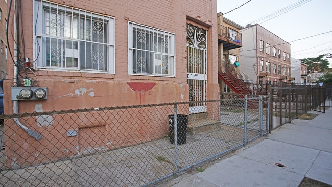 798 Logan St in Brooklyn, NY - Building Photo - Building Photo