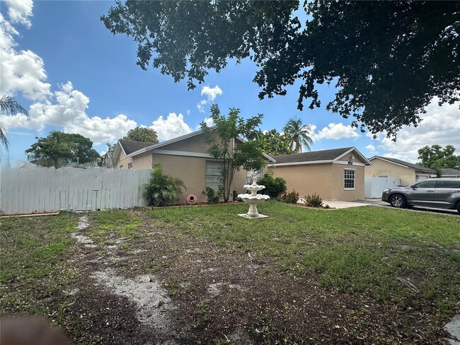 19551 NW 57th Ct in Hialeah, FL - Building Photo - Building Photo