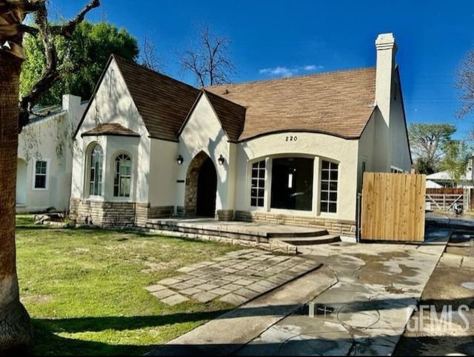 220 Pacific St in Bakersfield, CA - Building Photo