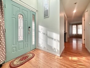 24212 SE 43rd Pl in Issaquah, WA - Building Photo - Building Photo