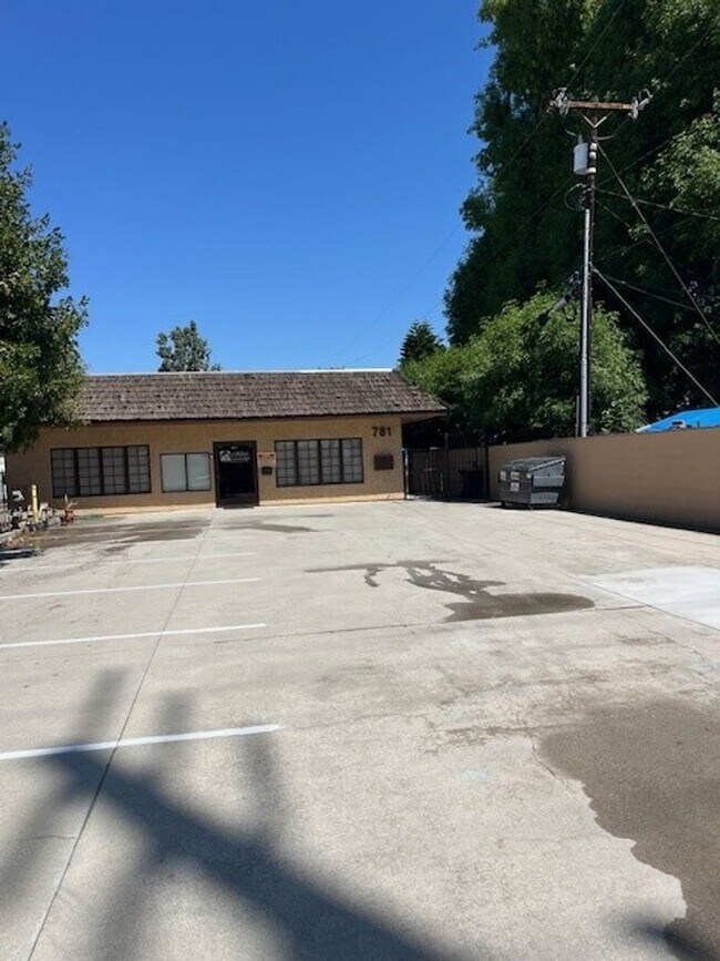781 W San Bernardino Rd in Covina, CA - Building Photo - Building Photo