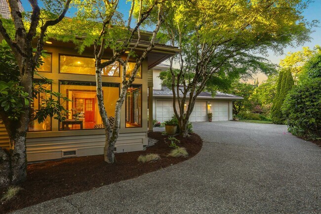 9636 NE 30th Pl in Clyde Hill, WA - Building Photo - Building Photo