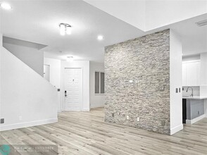 5648 NW 127th Terrace in Coral Springs, FL - Foto de edificio - Building Photo