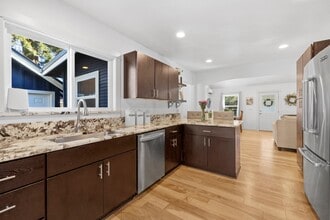 740 Sterling St in Jacksonville, OR - Building Photo - Building Photo