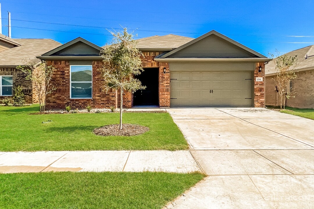 194 Banjo Trl in Newark, TX - Building Photo