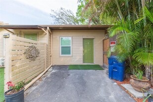 4906 Riverhills Dr in Tampa, FL - Building Photo