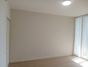 170 SE 14th St, Unit 3007 in Miami, FL - Foto de edificio - Building Photo