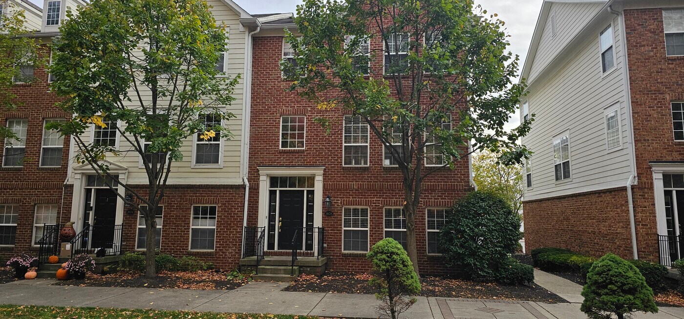 1028 Cavendish Dr in Carmel, IN - Building Photo