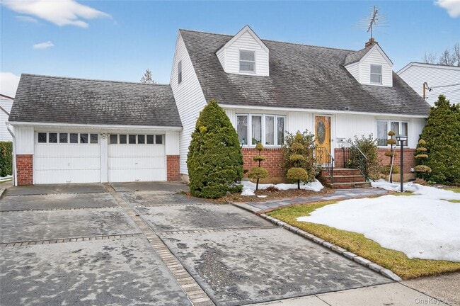 112 Wentworth Ave in Albertson, NY - Building Photo - Building Photo